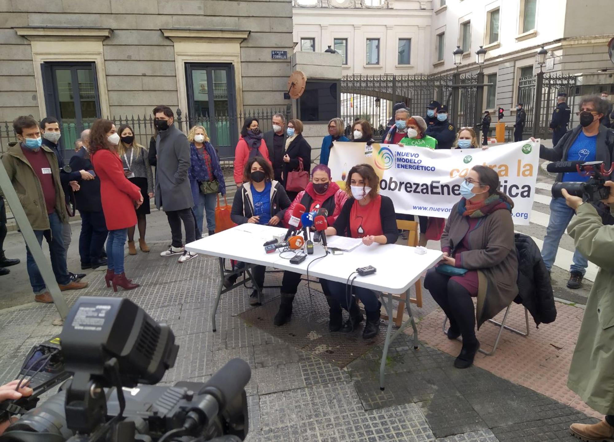 Rueda frente al Congreso este 17 de diciembre para exigir al Gobierno medidas concretas para prohibir cortes de suministro a las familias vulnerables.